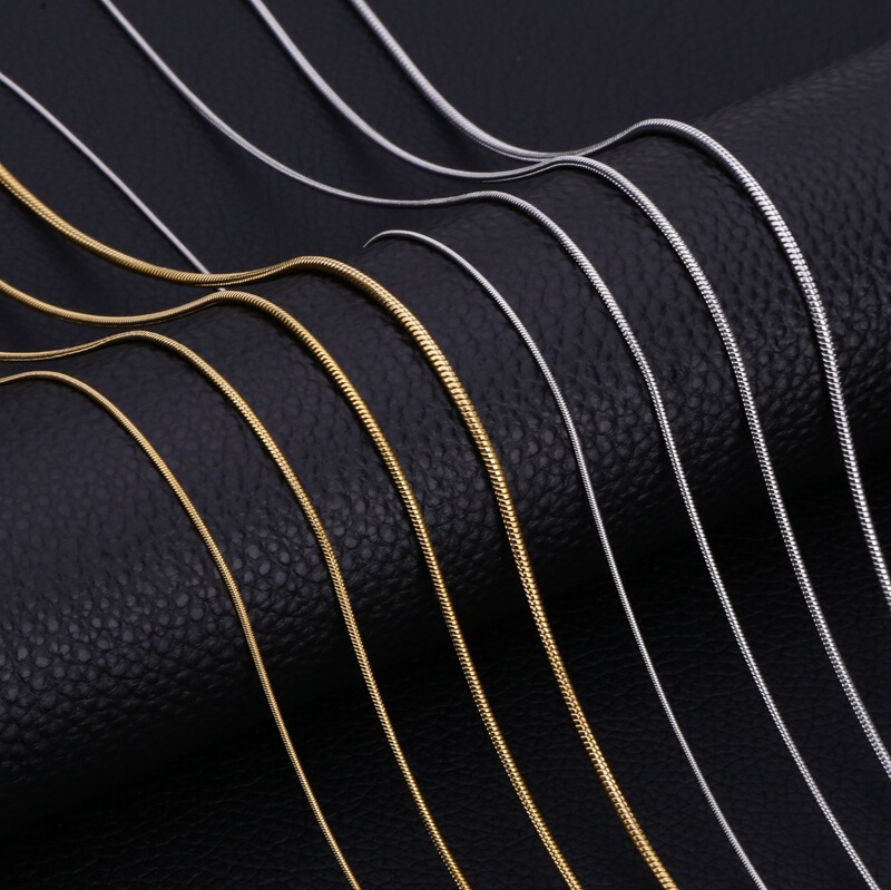 Yiwu Manufacturer Jewelry Stainless Steel Round Snake Accessory Necklace Light Luxury Niche Clavicle Chain Jewelry for Women with a High-End Feel