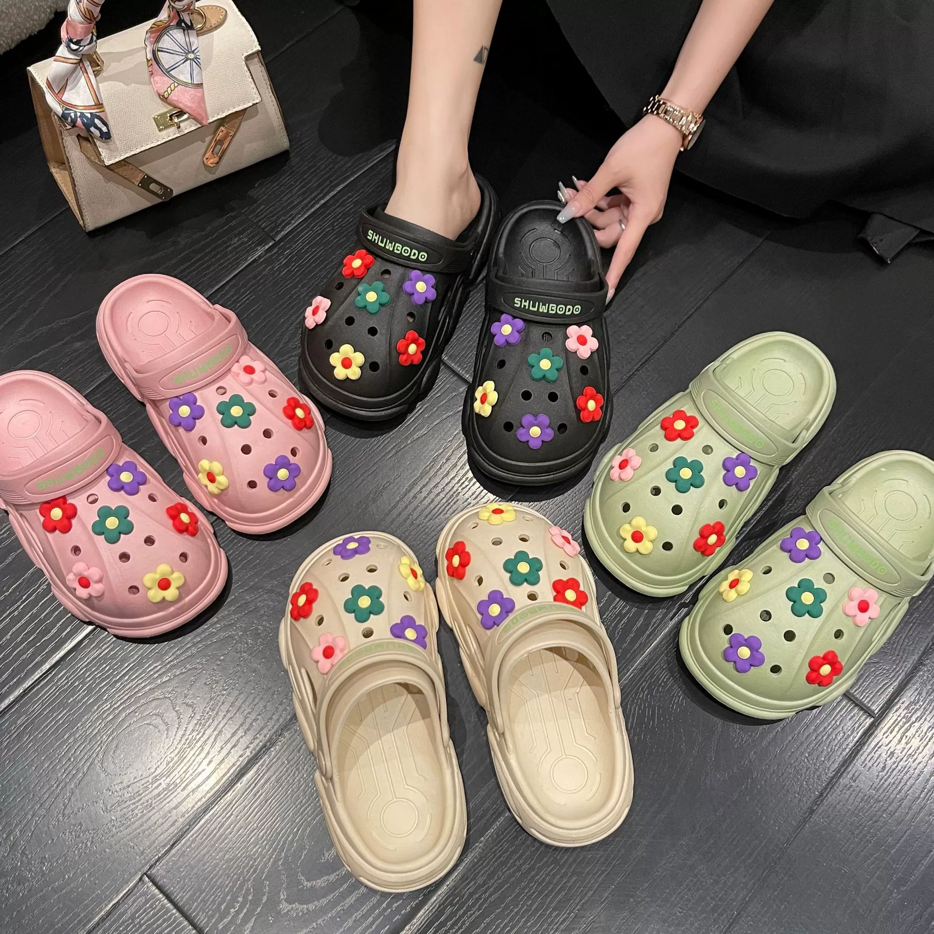 Обувь с отверстиями на платформе EVA, пляжная обувь на платформе для увеличения роста 9 см, летние сандалии и тапочки для пар, могут быть аксессуарами, обувь, верхняя одежда с цветком