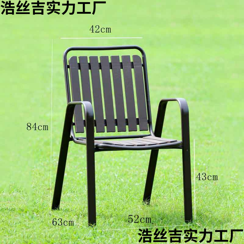 La silla verde marrón comienza con dos manos.