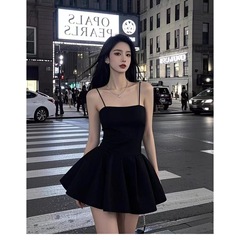 法式吊带黑色带胸垫小黑裙夏收腰裙子显瘦赫本新款连衣裙修身短裙