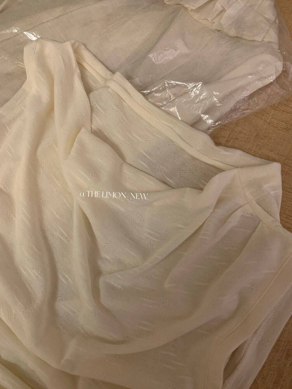 Áo thun nữ thiết kế cổ yếm dây rút eo, tay ngắn, phối dây buộc vai, form ôm nhẹ — màu đen, trắng ngà, Bột cam, màu xám chi tiết 22