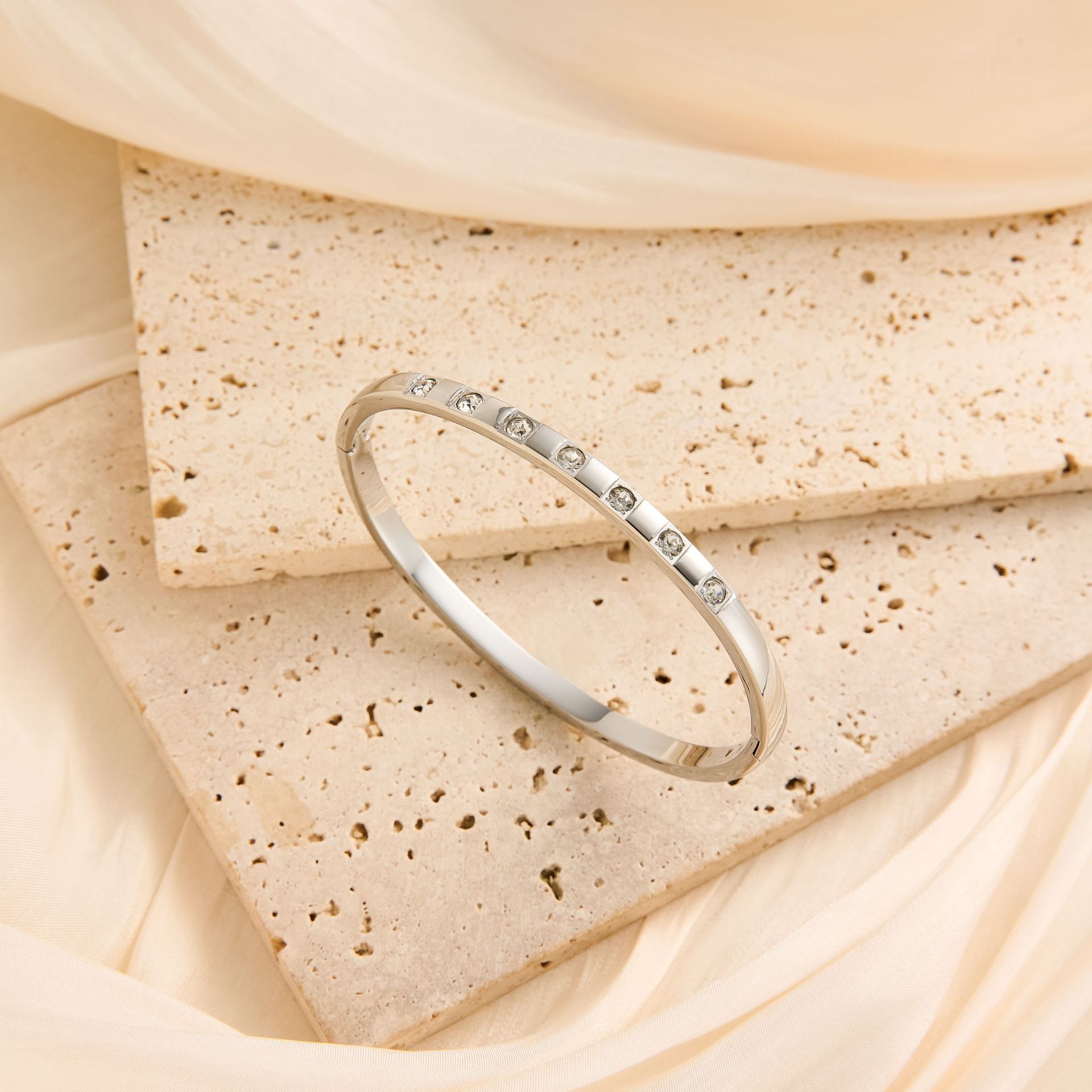 Pulsera de gypsophila transfronteriza europea y americana, pulsera de hebilla de acero de titanio de diamante brillante de oro de 18k, sentido avanzado, nicho al por mayor