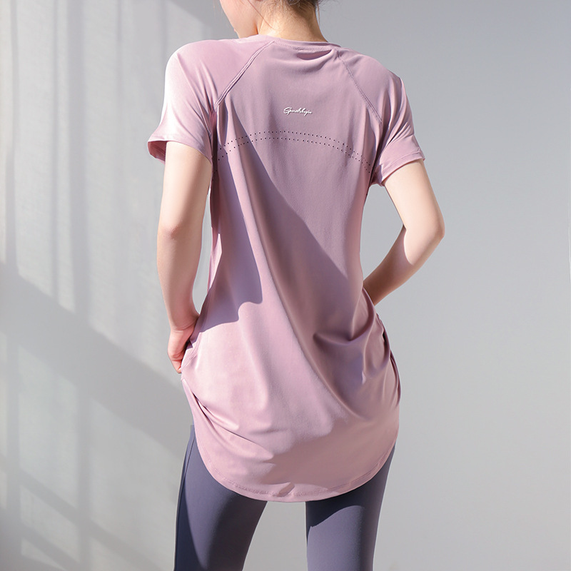 長い運動tシャツの女性のゆったりした版はお尻を遮ってお尻をかぶせてランニングします。|undefined