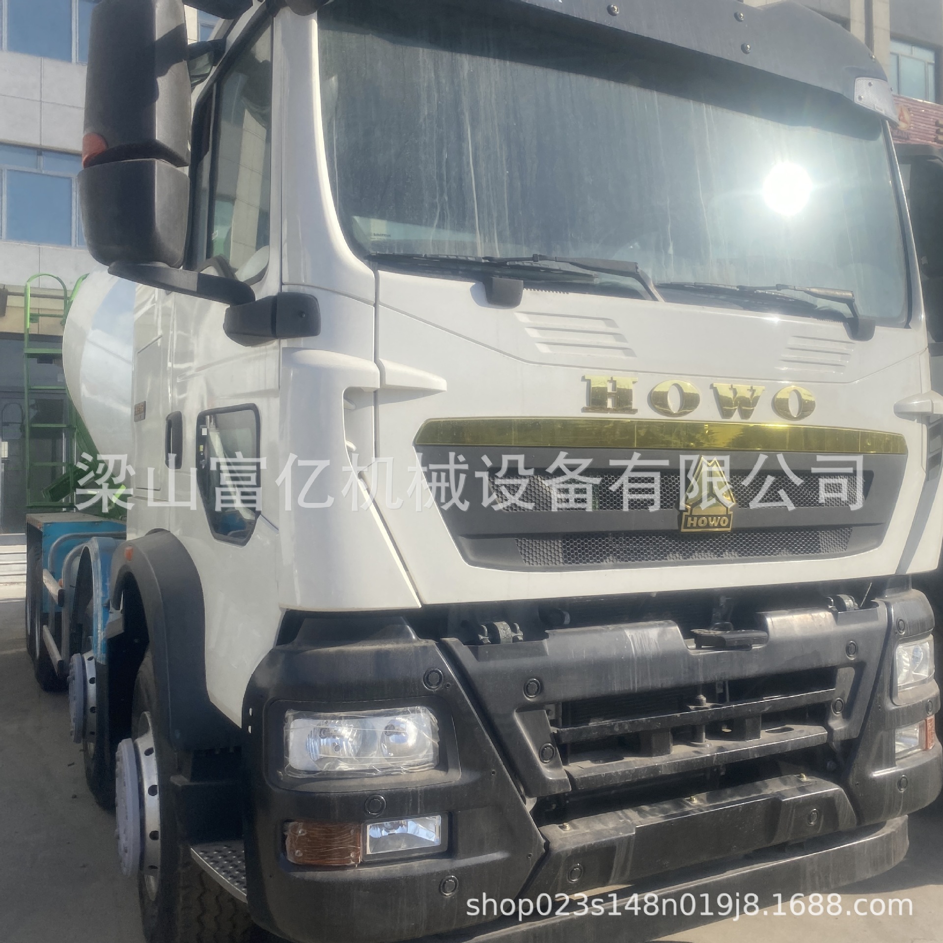 Overseas Supply of Sinotruk Howo Concrete Mixer Trucks with 8*4 Chassis, 8, 10, 12 Cubic Meter Concrete Mixer Trucks