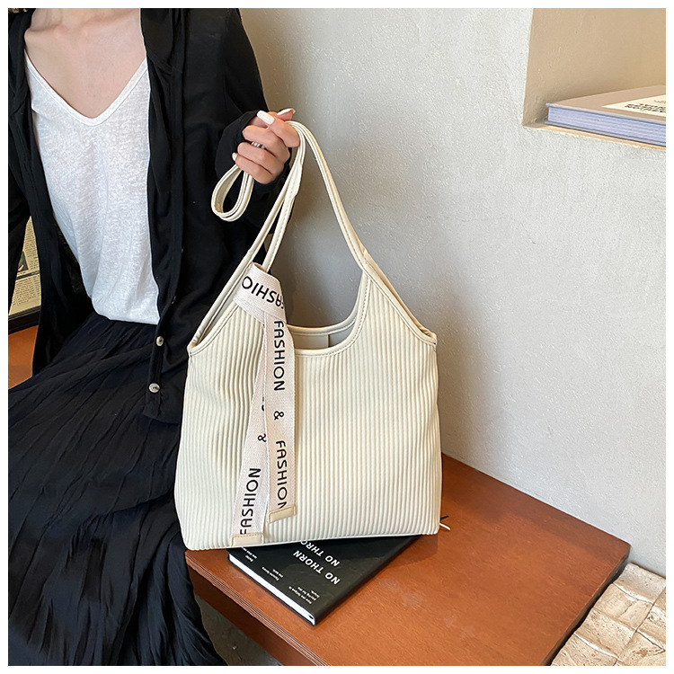 Borsa tote semplice e alla moda per le donne 2024 nuova borsa a tracolla casual alla moda in stile coreano di grande capacità, sensazione di alta qualità_voghion.com