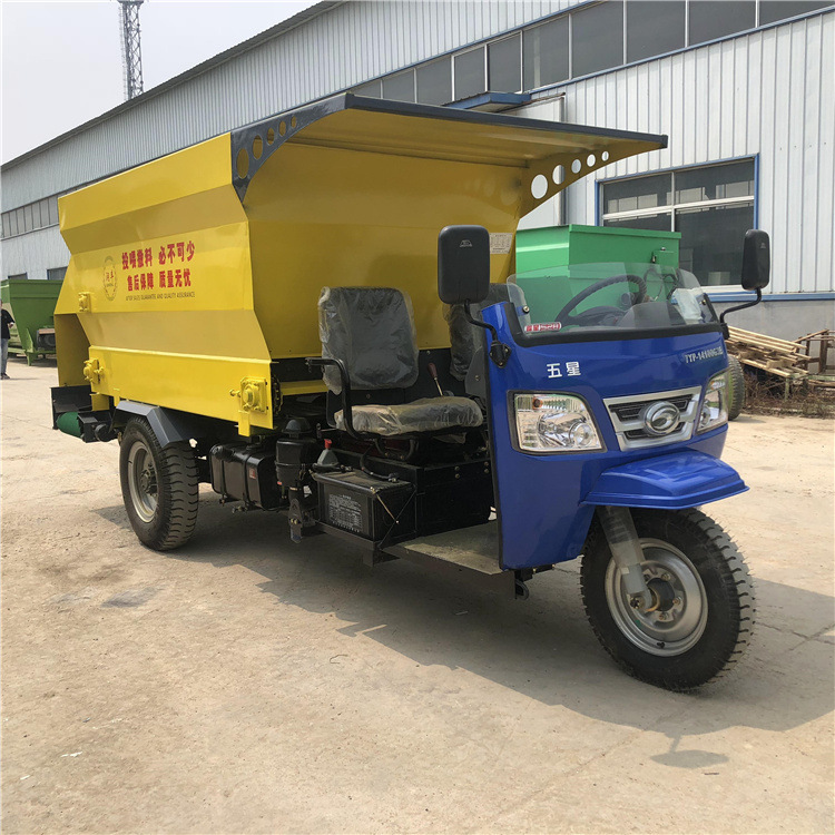 Vehículo diesel de mezcla y lanzamiento de vacas y ovejas, camión de distribución de césped para la agricultura, camión de distribución diesel de tres ruedas