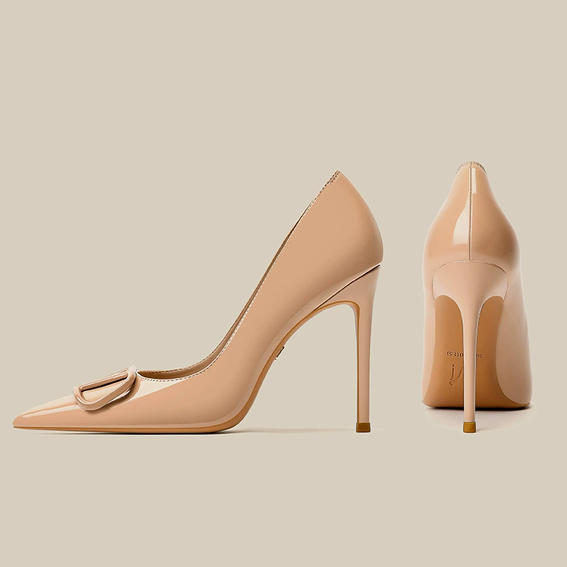 Осень и зима 2024 Новый сексуальный остроконечный черный v пряжка из лакированной кожи супер высокие каблуки на низком каблуке тонкие и не уставшие