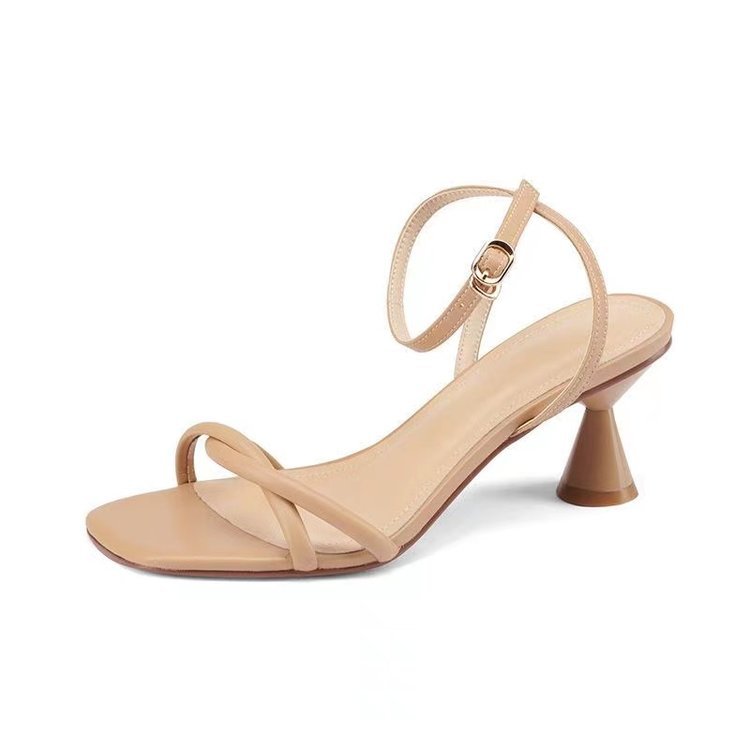 Sandalias de tacón alto de nicho francés Fairy verano 2024 nuevo estilo universal Roma simple de talón delgado y medio hebilla de talón