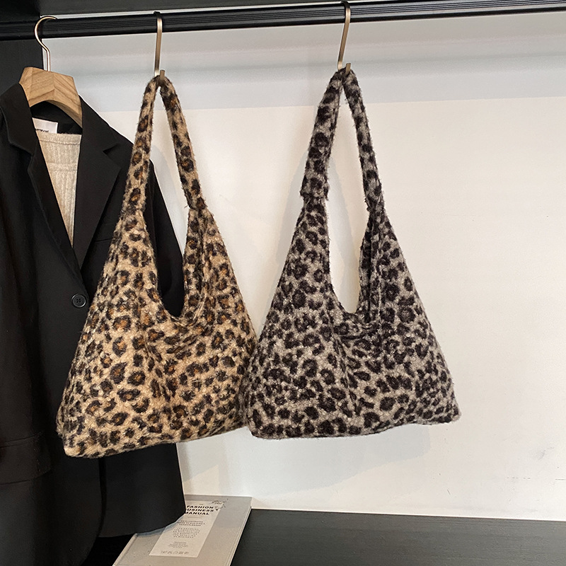 Versión coreana del bolso tote con estampado de leopardo de felpa ins 2024 otoño e invierno nuevo bolso de hombro de gran capacidad para viajeros, bolso de axila literario