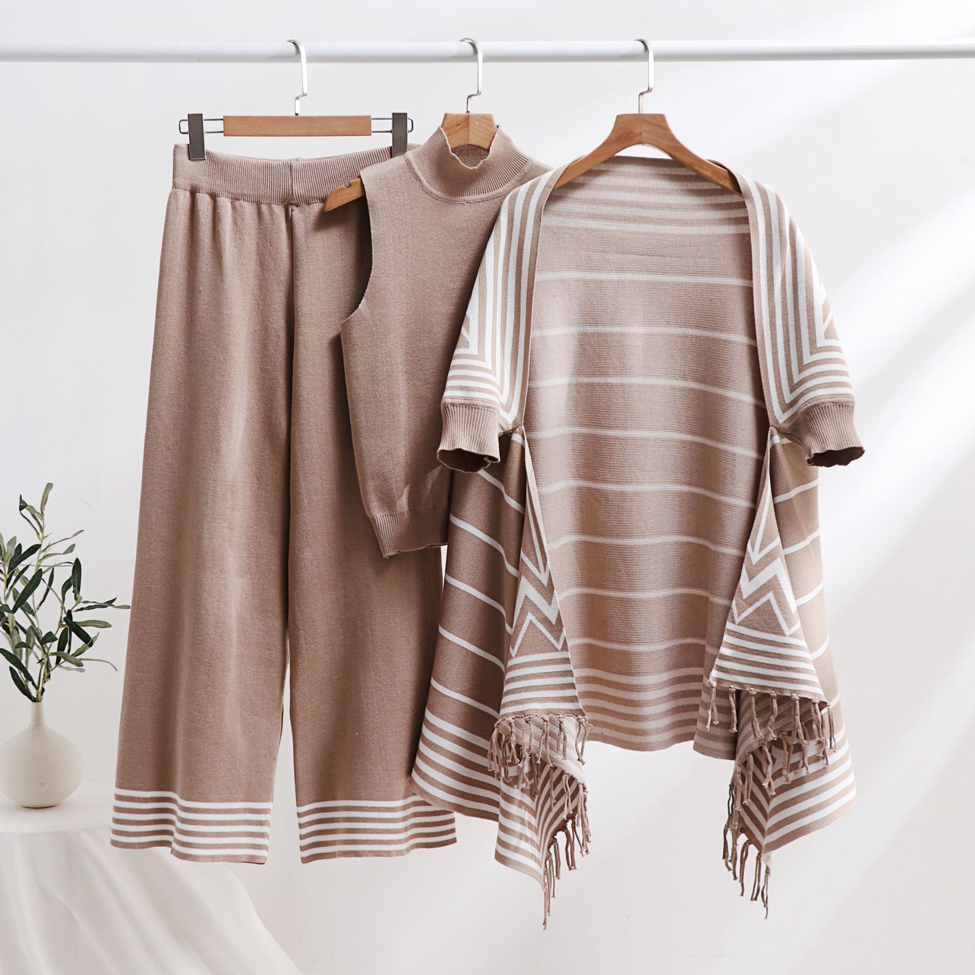 Dreiteiliger Anzug für Damen: gestreifte Pulloverweste mit passendem Kragen, Schalmantel mit Quaste und gestrickte Hose mit weitem Bein_voghion.com