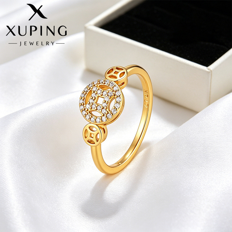 Xuping nueva moda china hueco moneda de cobre sellado anillo simple aleación de cobre imitación de oro ligero anillo de lujo mujer al por mayor