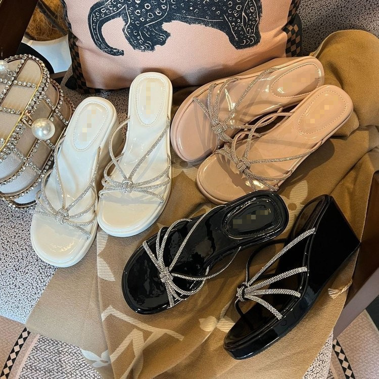 Explosión de pendiente con zapatillas de una sola línea para mujeres 2026 verano nuevo aumento de altura con falda de diamante zapatillas para mujeres