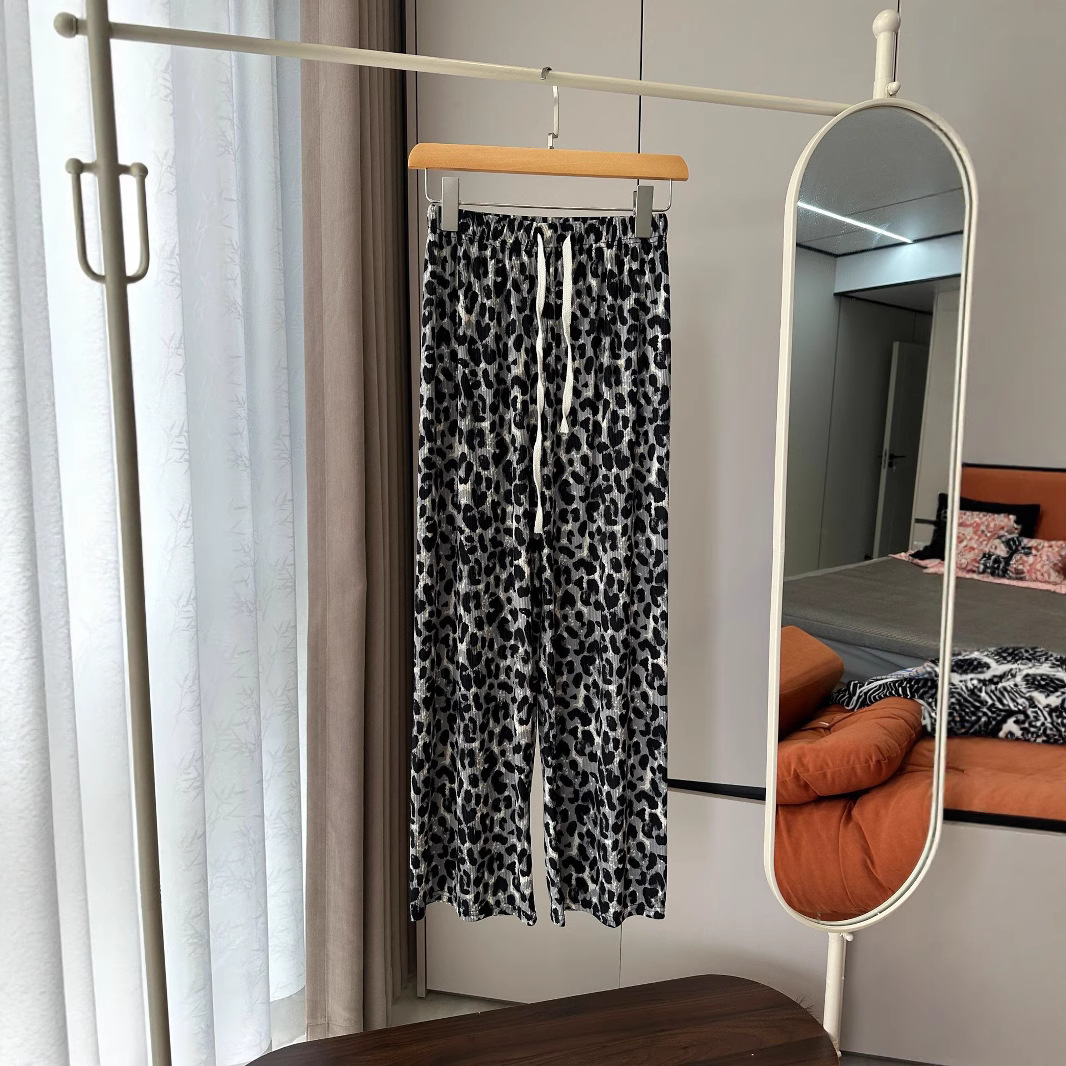 2025 pantalones anchos con estampado de leopardo de verano, cintura elástica, pantalones de pierna recta perezosos, estilo fino microelástico casual al por mayor