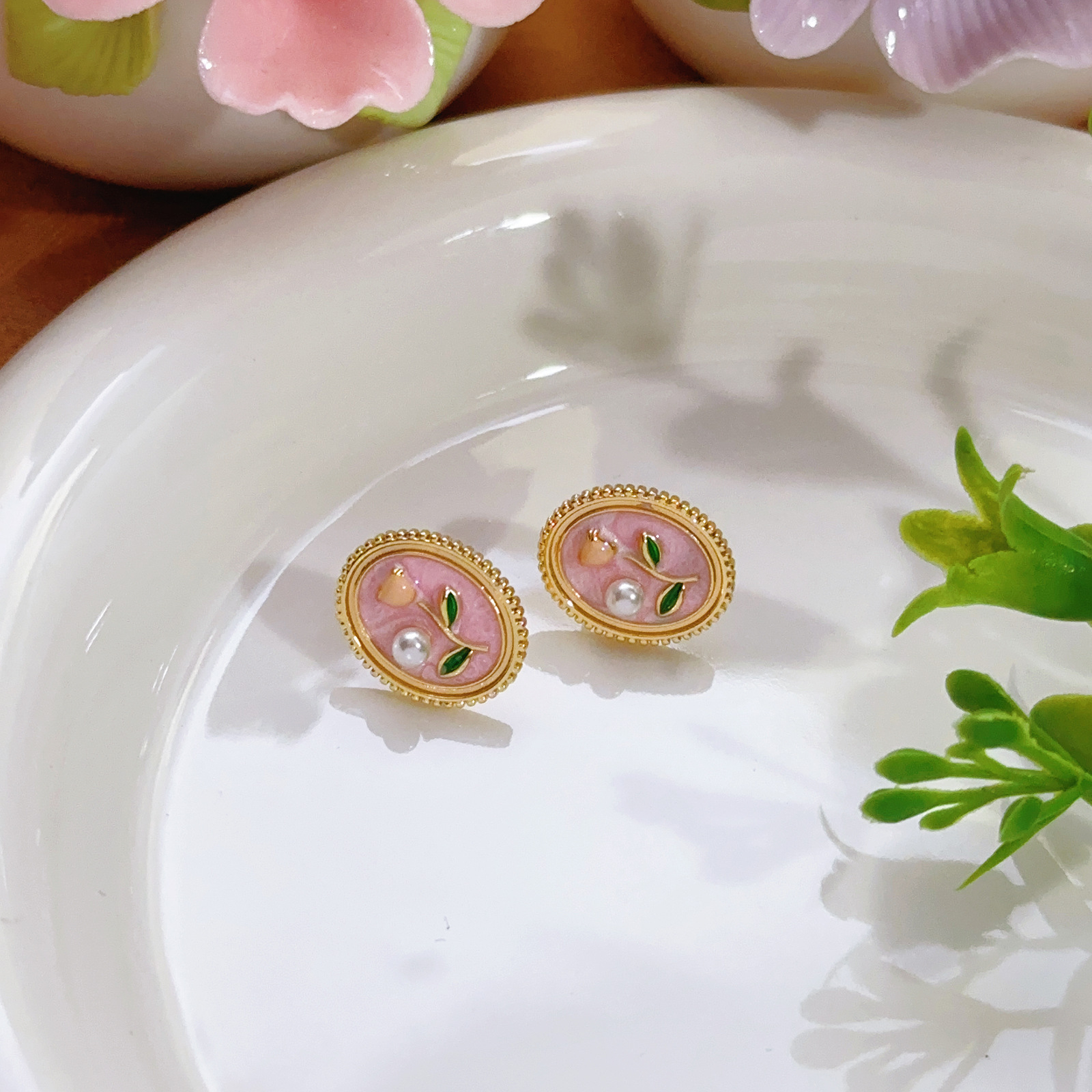 Pendientes de perlas Zhuji, temperamento blanco francés, pendientes antiguos, desplazamientos diarios, lujo ligero, joyería de orejas de alta gama al por mayor