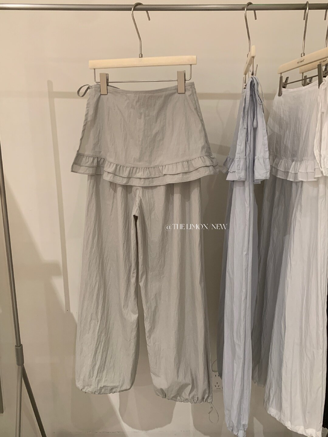 Quần culottes nữ ống rộng cạp cao, phối viền ren xếp tầng, dáng suông rộng, thanh lịch và thoải mái — màu đen, Xanh da trờicolor, màu trắng, Đá vôi chi tiết 45