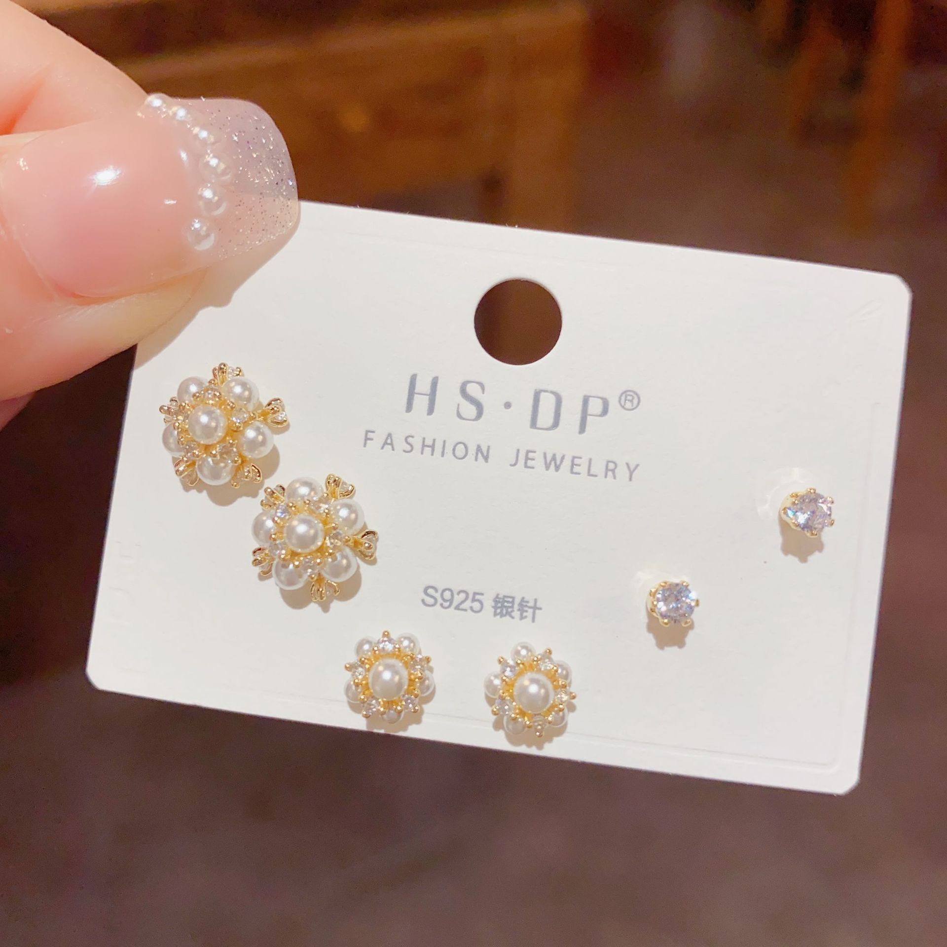 S925 aguja de plata micro incrustaciones de circón pendientes cortos pendientes de pelo corto japonés y coreano elegante todo-fósforo simple conjunto de tres piezas pendientes para las mujeres