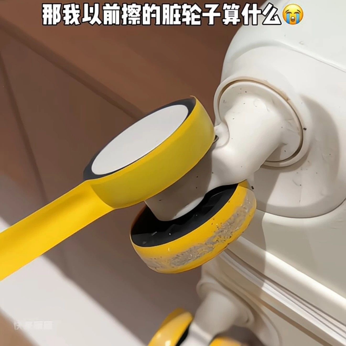 No need to clean the wheels after traveling! Disposable luggage wheel protective covers with creative adhesive tape that leaves no residue