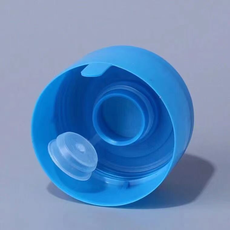 La tapa del cubo de agua pura universal se tapa repetidamente con la tapa del dispensador de agua, la tapa del cubo de agua mineral se tapa con la tapa sellada del cubo de agua potable.