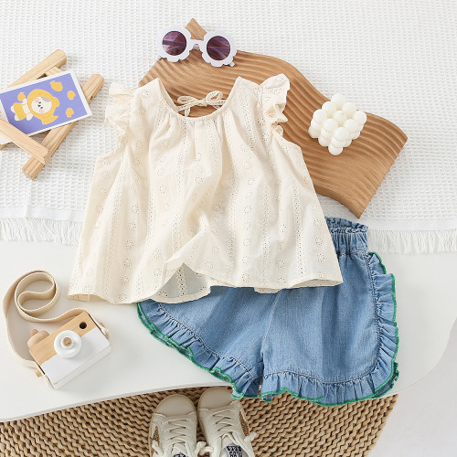 Soft denim shorts with floral details for summer, versatile and breathable, suitable for girls' summer hot pants.