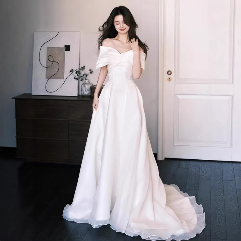 Off-Shoulder Light Wedding Dress 2026 New Style White Simple Bridal Engagement Wedding Reception Gown with a Small Train Off-Shoulder Light Wedding Dress 2026 New Style White Simple Bridal Engagement Wedding Reception Gown with a Small Train