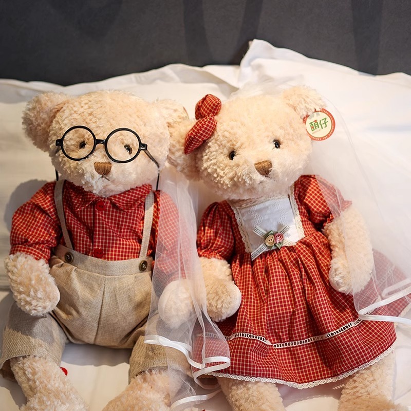 結婚してベッドを押さえます。新婚の子供と一緒に結婚します。|undefined