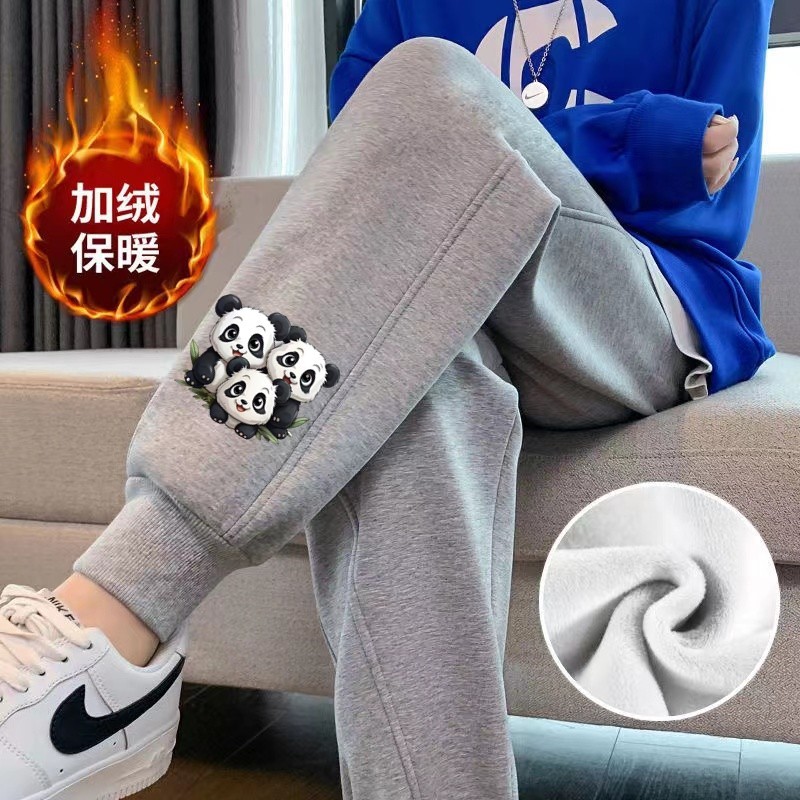 팬더 세 마리 나사 입 회색 바지와 벨벳