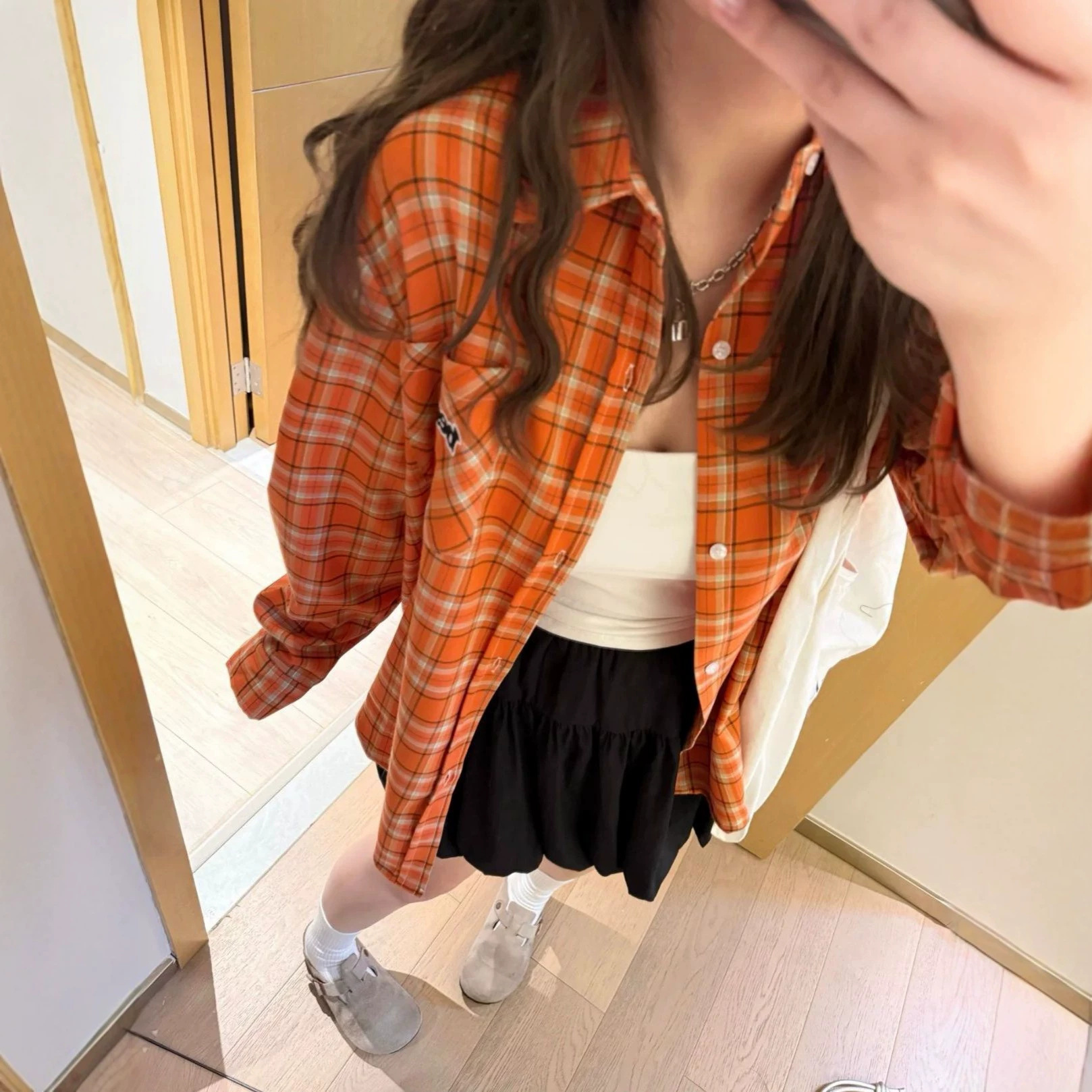 Korean style girly orange shirt jacket, women's lapel design, plaid, loose fit, unique long sleeves, niche style shirt, wearable on its own.