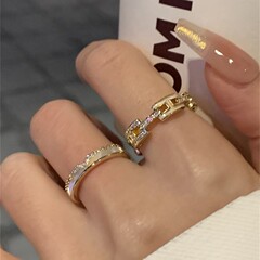 シンプルで甘い名媛貝殻のアルファベットが精巧で、指輪を重ねています。