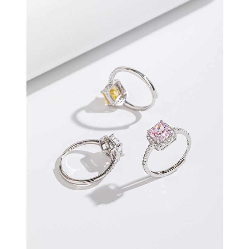 S925 plata esterlina de alto carbono diamante cuadrado bolsa diamante anillo de luz de lujo alto sentido nicho diseño diamante incrustado hielo flor corte anillo para las mujeres