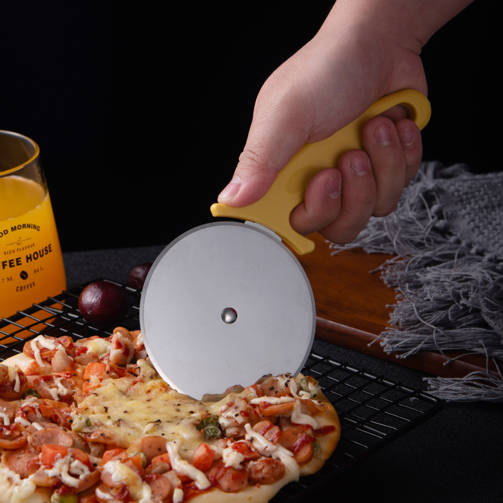 跨境热卖塑料手柄披萨刀 430不锈钢披萨滚轮切刀家用介饼pizza刀|ru