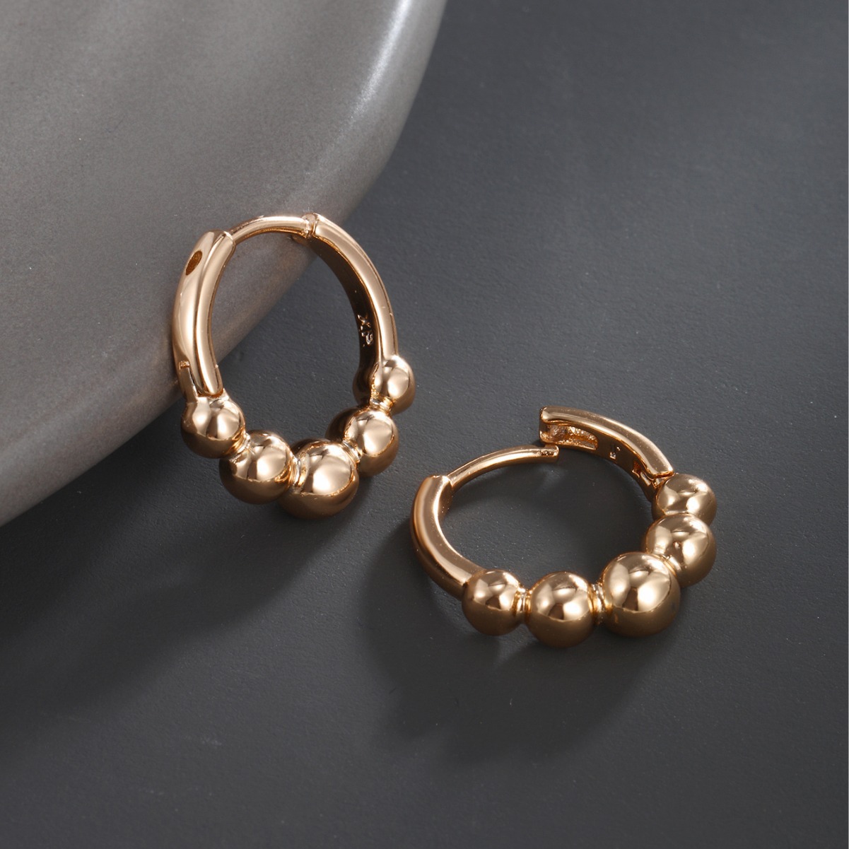 No. 9 orejetas de color 18K, 6 pares para una tarjeta