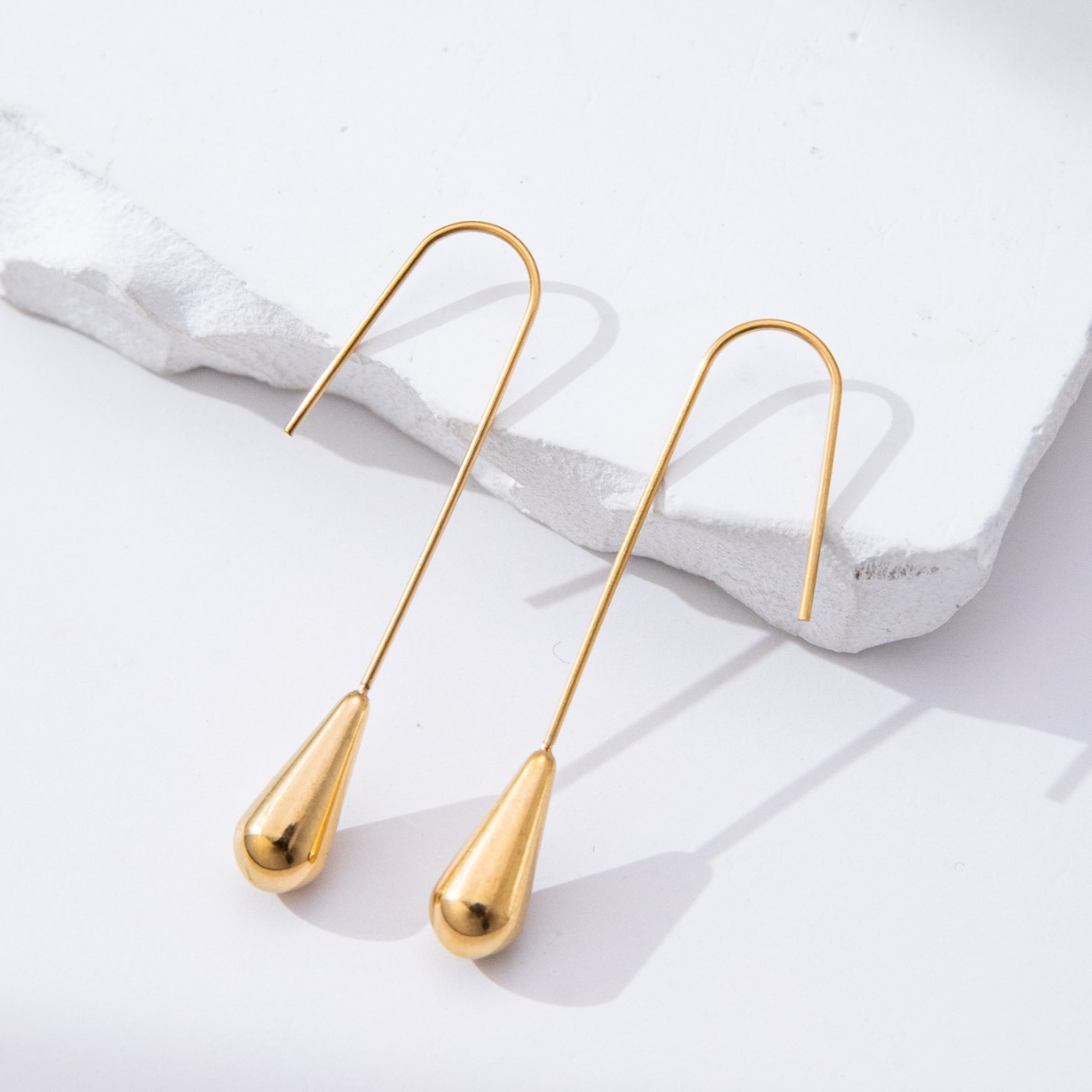 Pendientes de acero de titanio gota de agua de acero inoxidable pendientes en forma de espalda largos y versátiles pendientes de mujer de moda estilo coreano de alto sentido