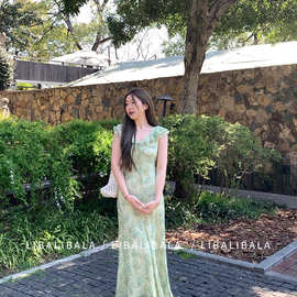 法式荷叶边碎花连衣裙女2025夏季新款长裙显瘦显高气质性感沙滩裙