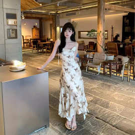 蝴蝶印花荡领吊带连衣裙女夏季法式气质收腰显瘦不规则度假长裙子