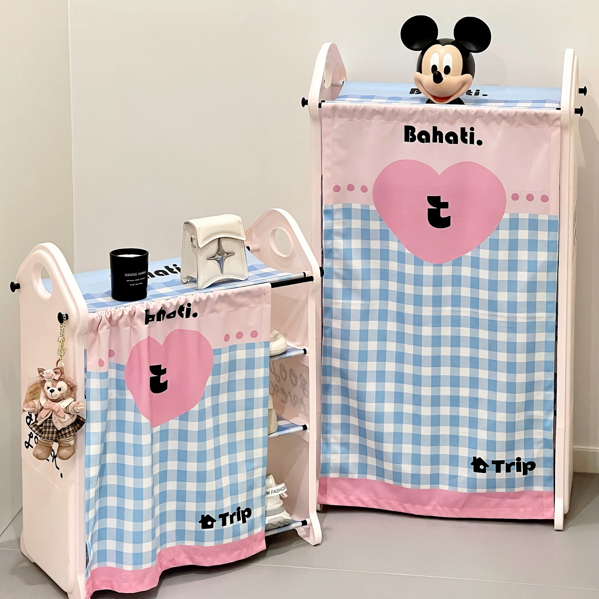 Casa dormitorio pequeño rack de zapatos puerta de alquiler simple almacenamiento rack a prueba de polvo multicapa con cortina de puerta gabinete de zapatos