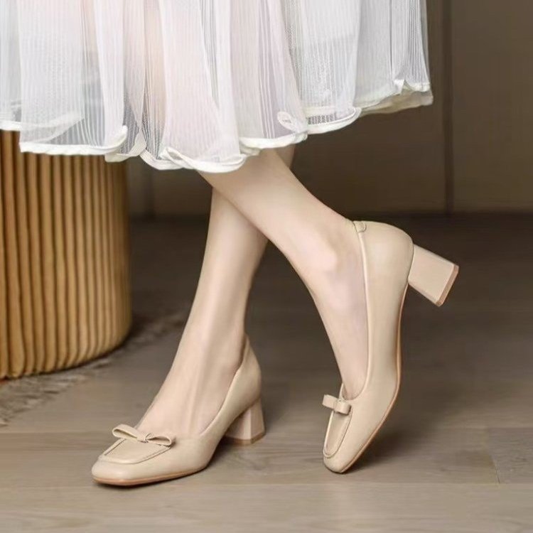 Zapatos de cabeza cuadrada de mujer de talón grueso retro otoño de 2024 nuevo estilo universal arco poco profundo para trabajar zapatos de talón alto