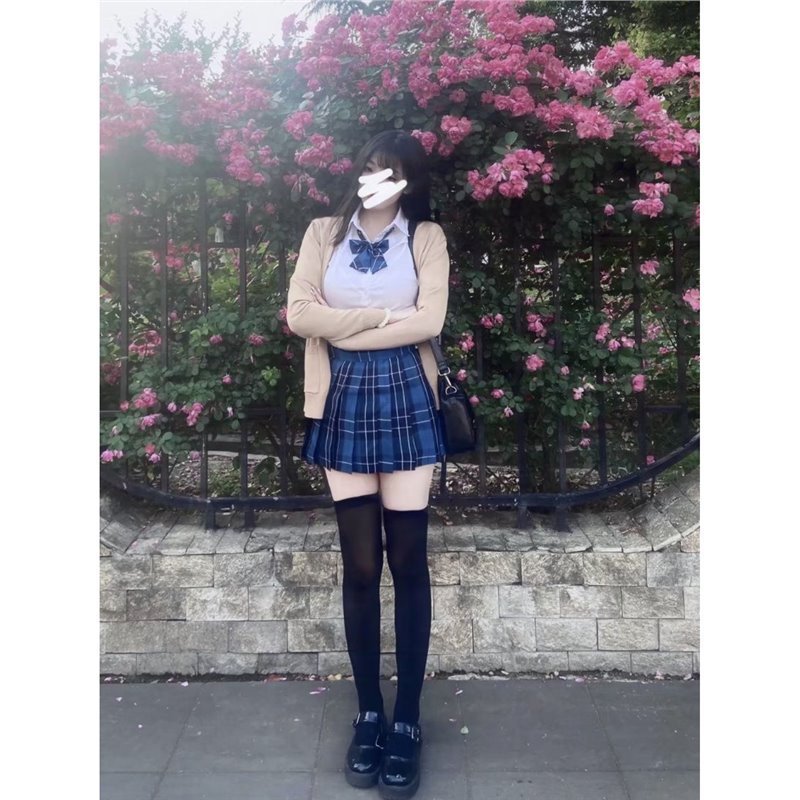 純欲ギャルは腰の長袖のシャツの女性JKの制服の学院の風の白いシャツを収めて身を修めてやせている上着のスカートを現します。|undefined