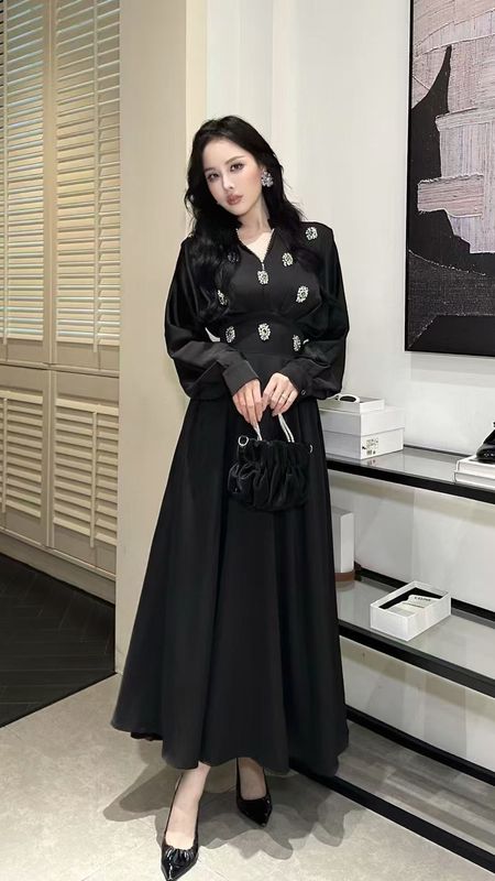 时尚休闲黑色裙子2025秋女装V领长袖重工钉珠收腰显瘦大摆连衣裙|undefined
