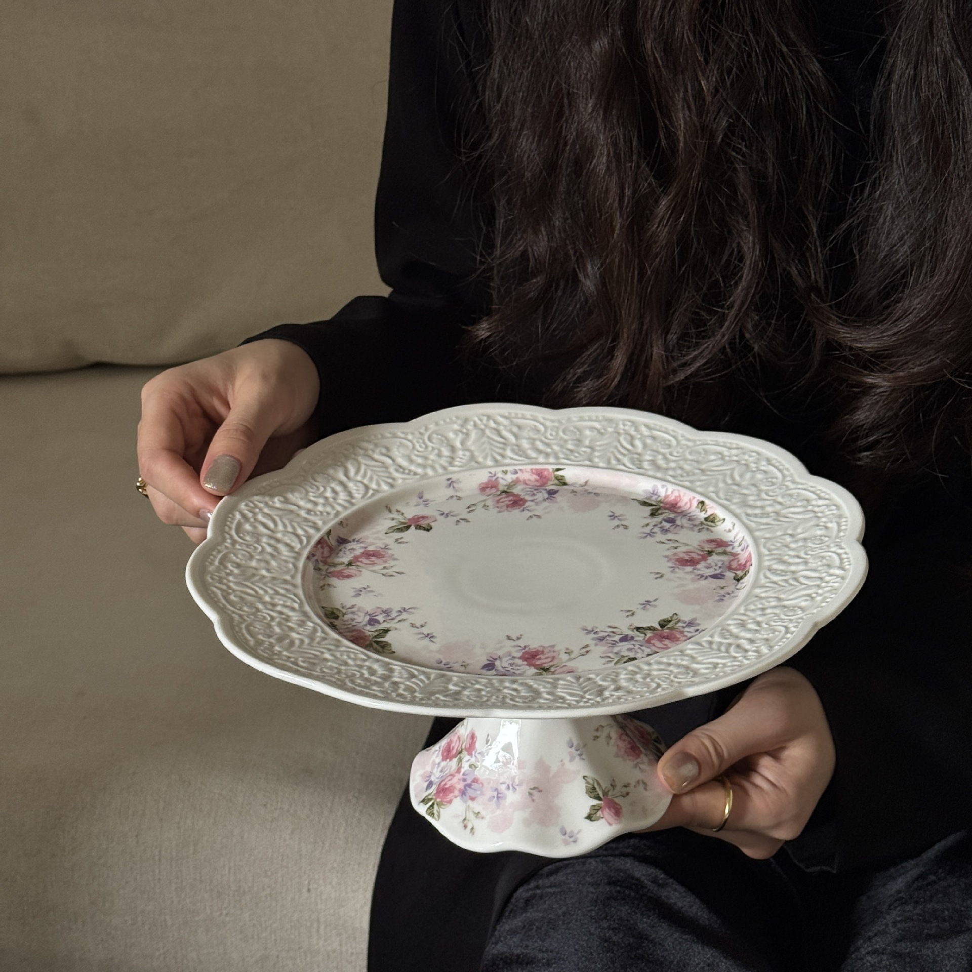 꽃잎과 잎이 많은 키가 큰 접시 25*10