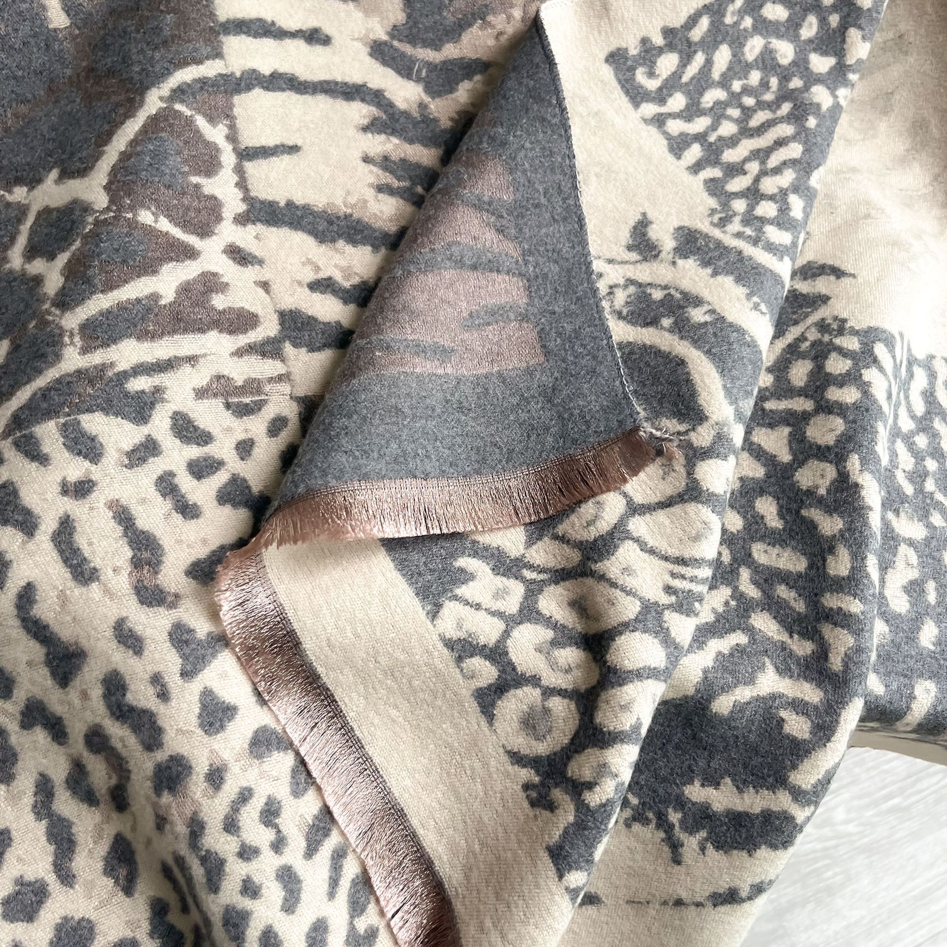 2024 comercio exterior nueva moda impresión de empalme de leopardo imita bufandas de cachemira para mujeres de viaje universal engrosado buñuelo caliente