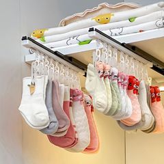 靴下のハンガーの多くのクリップは靴下の棚の展示棚を干します。