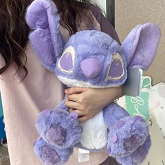 紫のスティッチのぬいぐるみは彼女の親友のバレンタインデーのプレゼントを送ります。