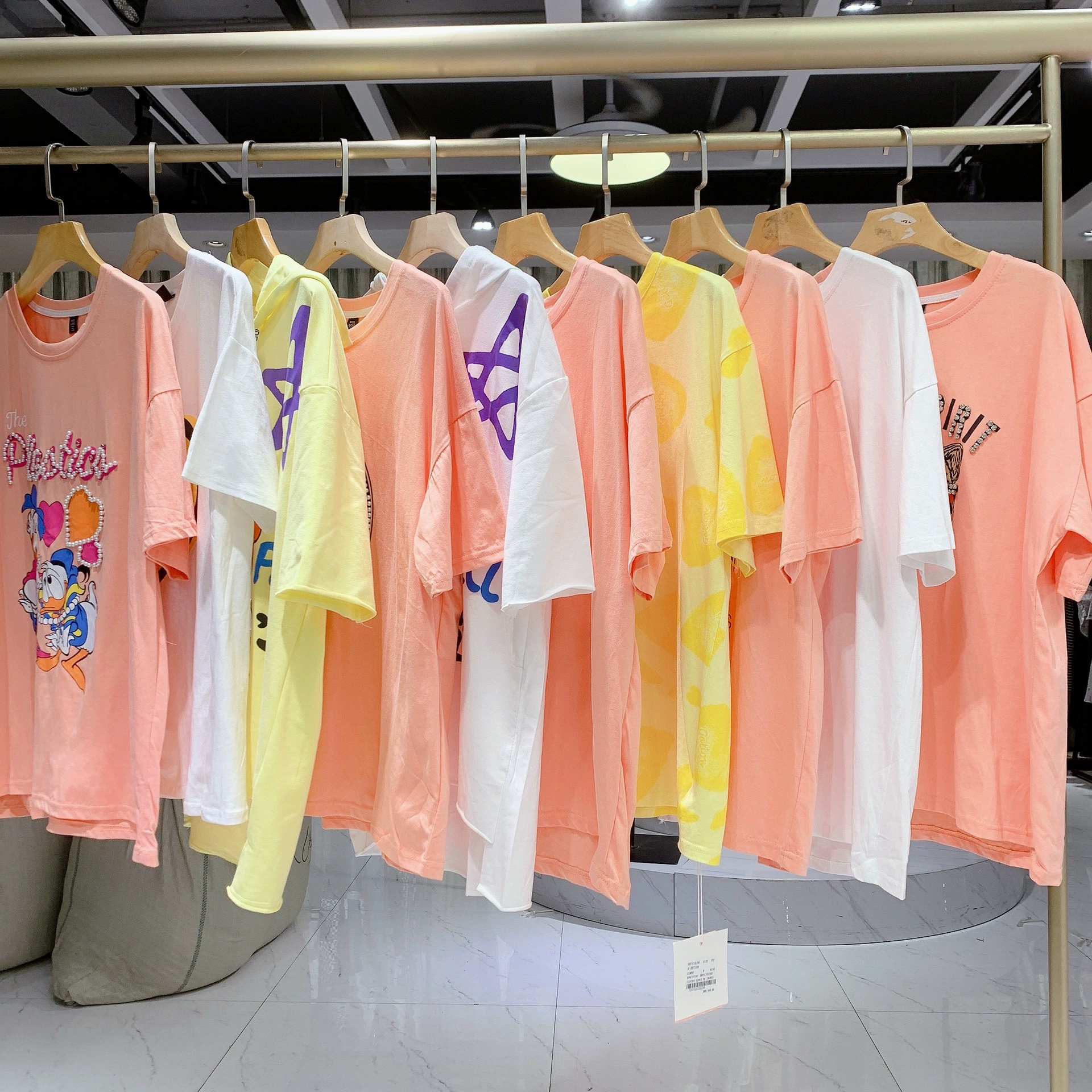 Футболки марки сняты со скидкой для женской одежды