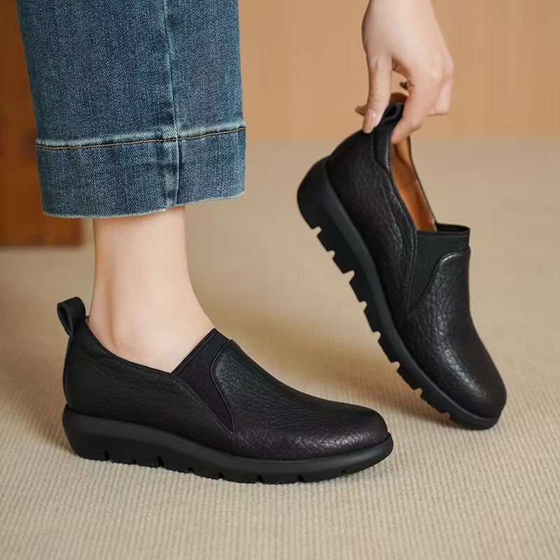 Zapatos de cuero suave redondos de boca superficial para mujeres 2026 primavera y verano nuevos zapatos de madre planos con suela suave ligera y cómoda zapatos de soja