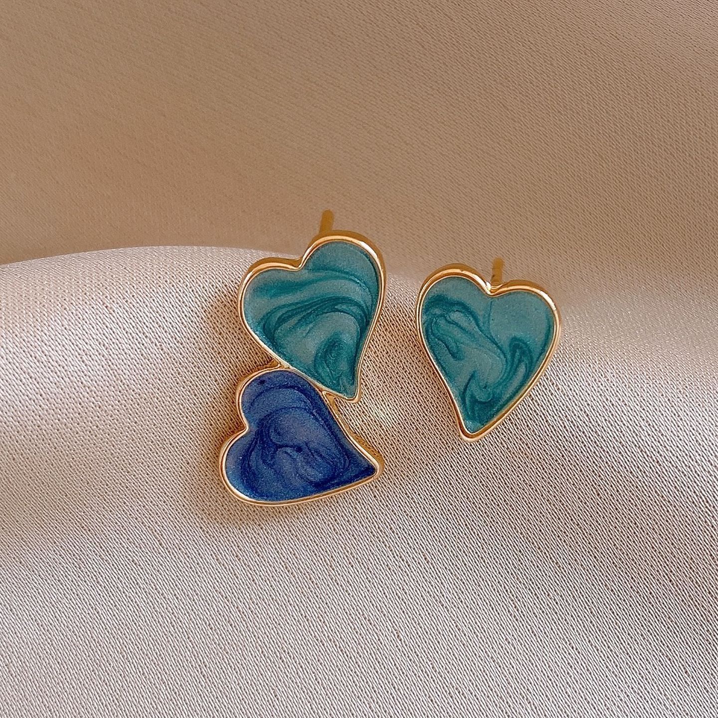 Pendientes de perlas asimétricas con cuernos de diamantes súper parpadeantes de plata Pendientes de nicho de viento frío femenino Pendientes de lujo ligero de alta calidad