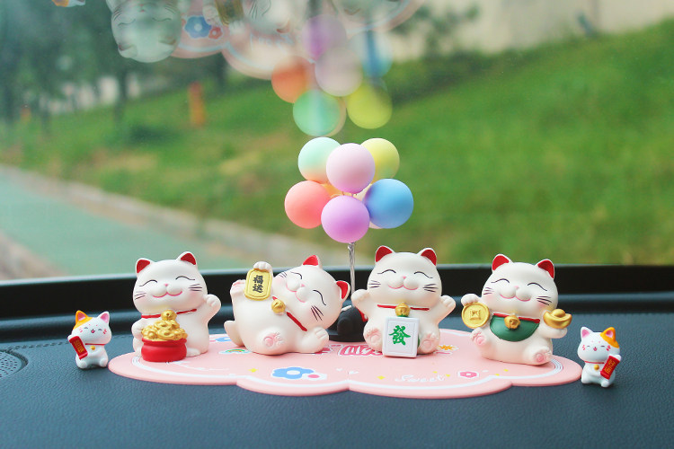 2026 New Car Ornament: Cute Fortune Cat Decoration for Car, Creative Center Console Car Interior Accessory, Internet Sensation