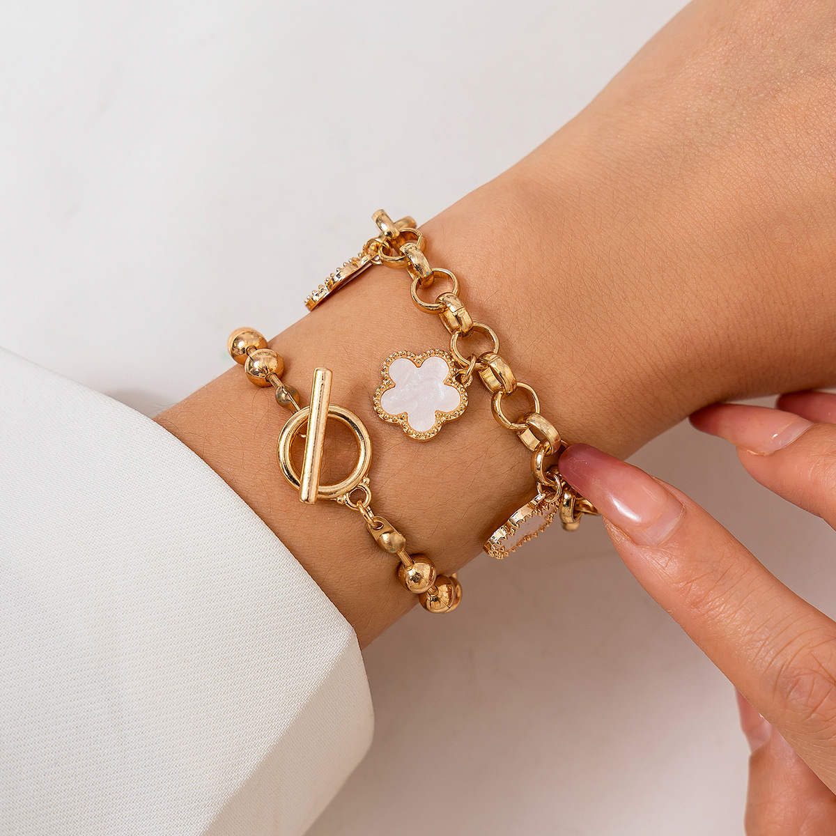 Simple Style Classic Style Flower Alloy Inlay Rhinestones Women's Bracelets display picture 1