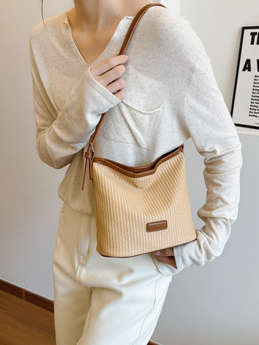 Verano nuevo estilo 2025 commuter vacaciones viento cubo bolso de hombro de estilo occidental de moda femenina bolso de mensajero de alta gama de nicho