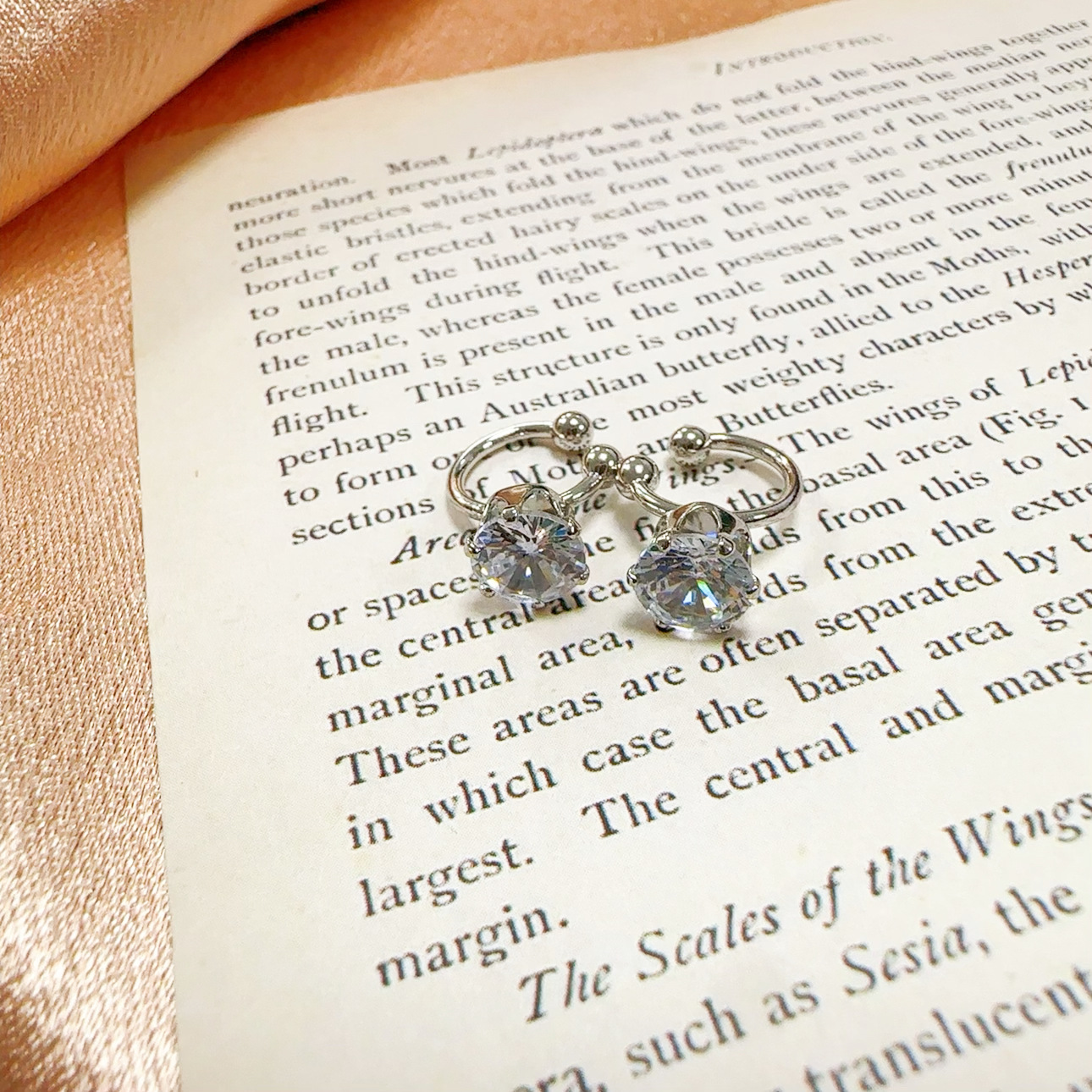 Pequeño diseño exquisito geometría tipo C diamante oreja clips estilo personalidad ligera lujosa fría joyas joyas