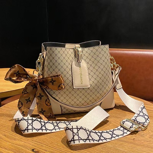 Bags for women  new autumn and winter fashion versatile high-end texture niche rhombus chain portable crossbody bag